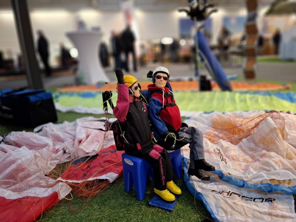 Modellbautage Möbel Mahler Siebenlehn. Stand von RC-Paragliding with fun. RC-Gleitschirm Piloten Anna und Noah mit Gleitschirm Phasor 2.3
