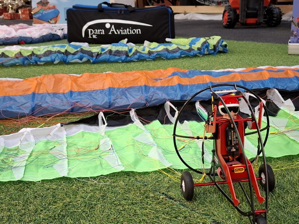 Modellbautage Möbel Mahler Siebenlehn. Stand von RC-Paragliding with fun.  Hacker Cloud 0.5 mit Trike.