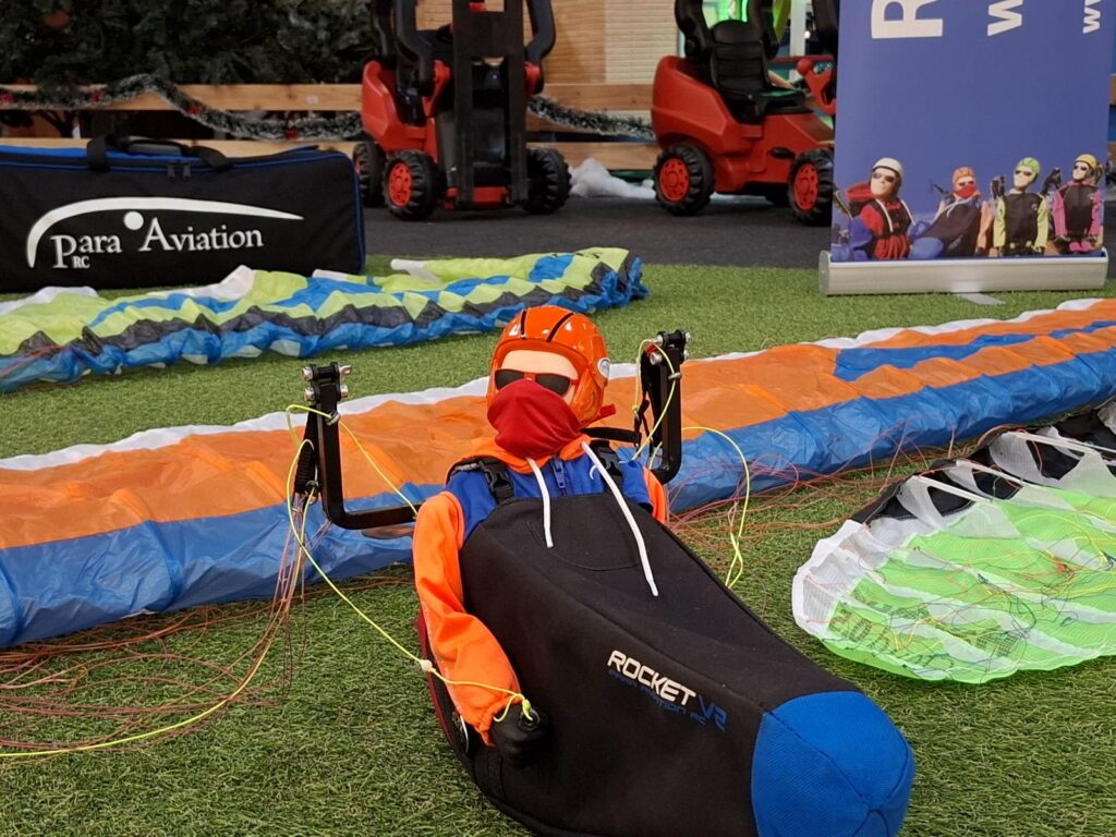 Modellbautage Möbel Mahler Siebenlehn. Stand von RC-Paragliding with fun. Liegegurtzeug Rocket V2 mit RC-Para Phasor 2.3