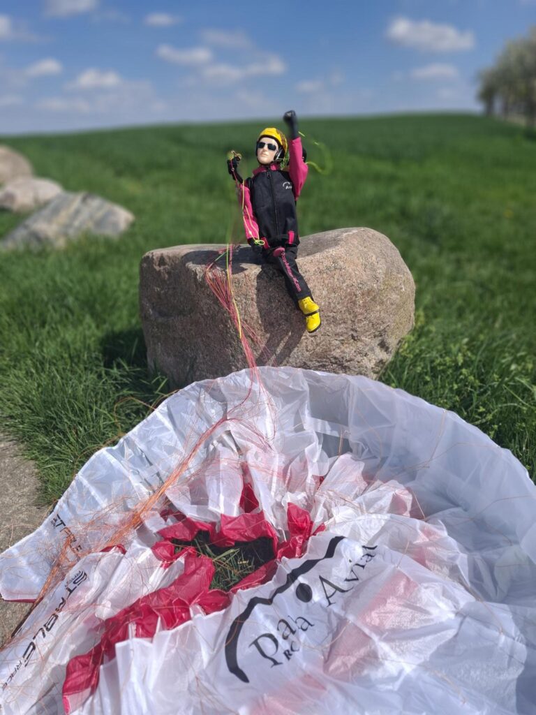 Anna Free Set mit RC-Paraglider von Para Aviation RC Stable 2.1 Race mit RAST Technlogogie. Ein Hybrid Gleitschirm