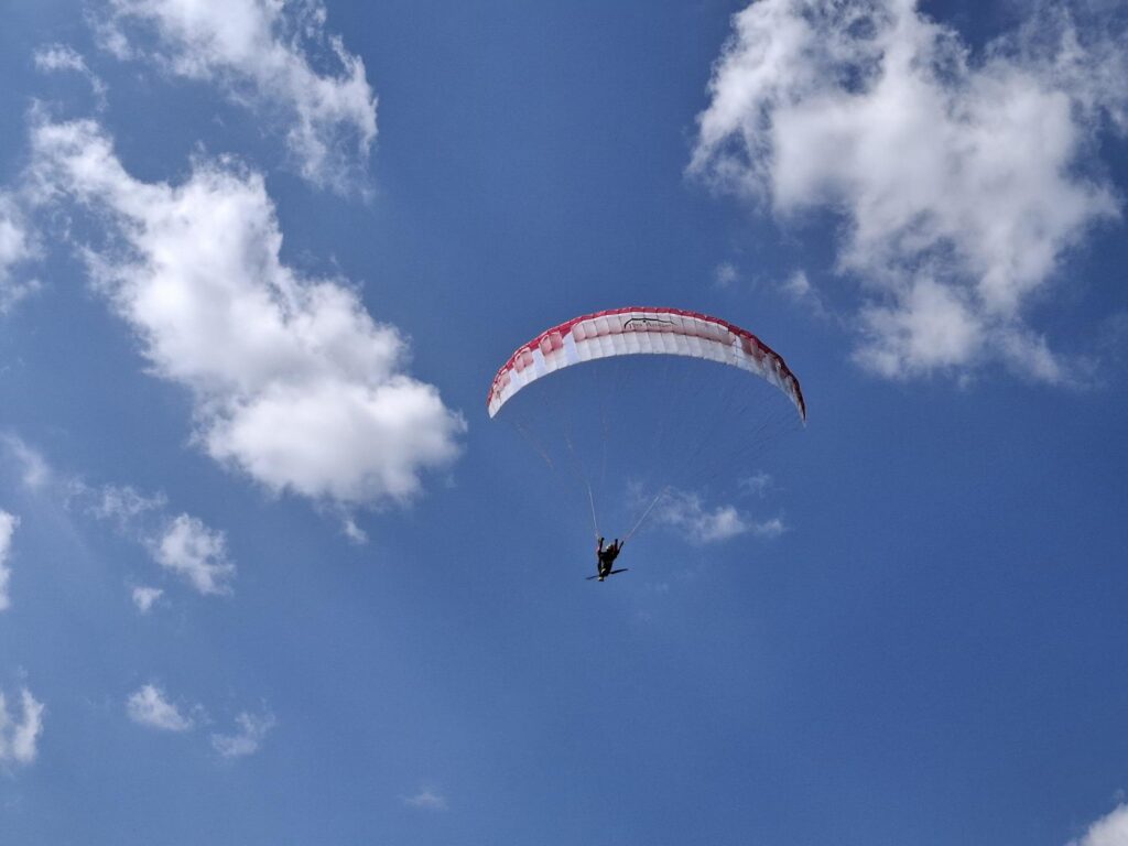 RC Gleitschirm Stable 2.1 Race RAST mit einem Annafree Set fliegt am blauen Himmel mit Wolken.