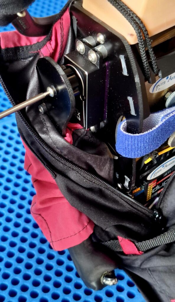 RC-Paraglider Pilotenarme hautfarben . Demontage an der Pilotin Anna im anna free Set