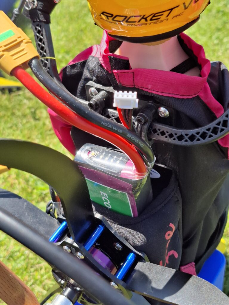Anna Free mit neuen 10" Proepllerkäfig mit Blick auf das Backpack und Akkuhalter