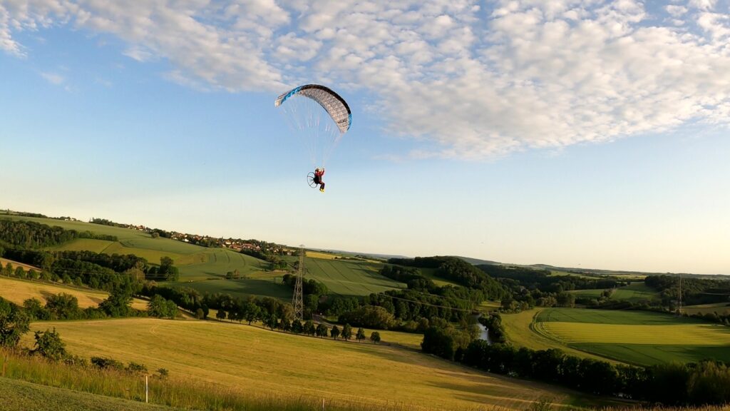 Anna Free fliegt mit einem RC-Gleitschirm Cloud 1.5 über das Muldental