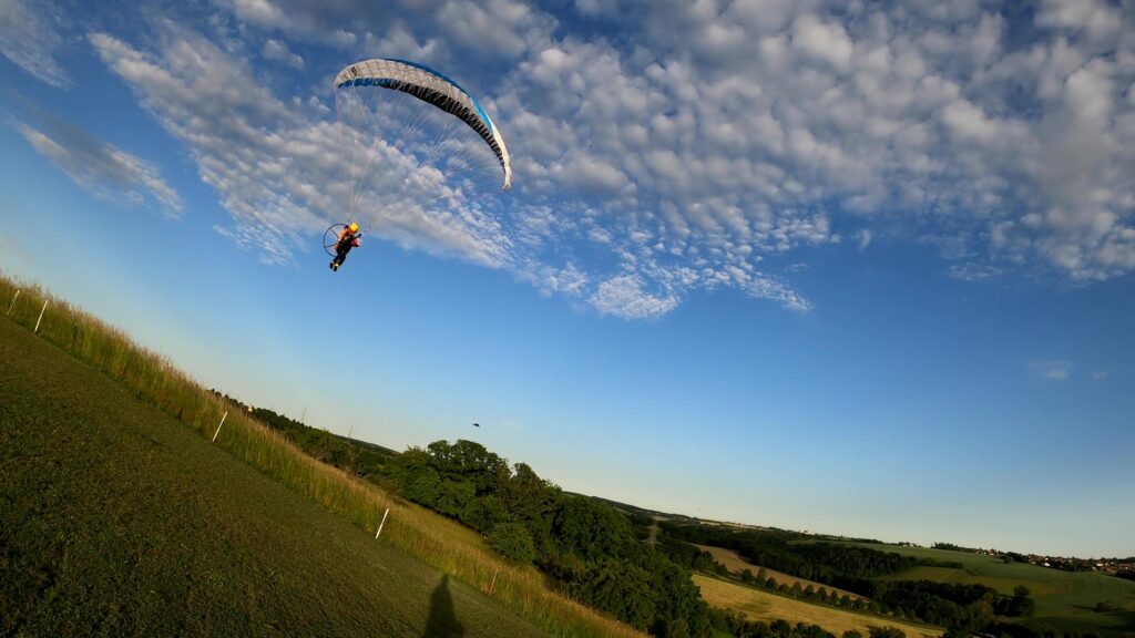 Anna Free Set fliegt mit Cloud 1.5 von Hacker über das Muldental. Blick auf die Hinterkante des RC Gleitschirm und 10" Propellerkäfig