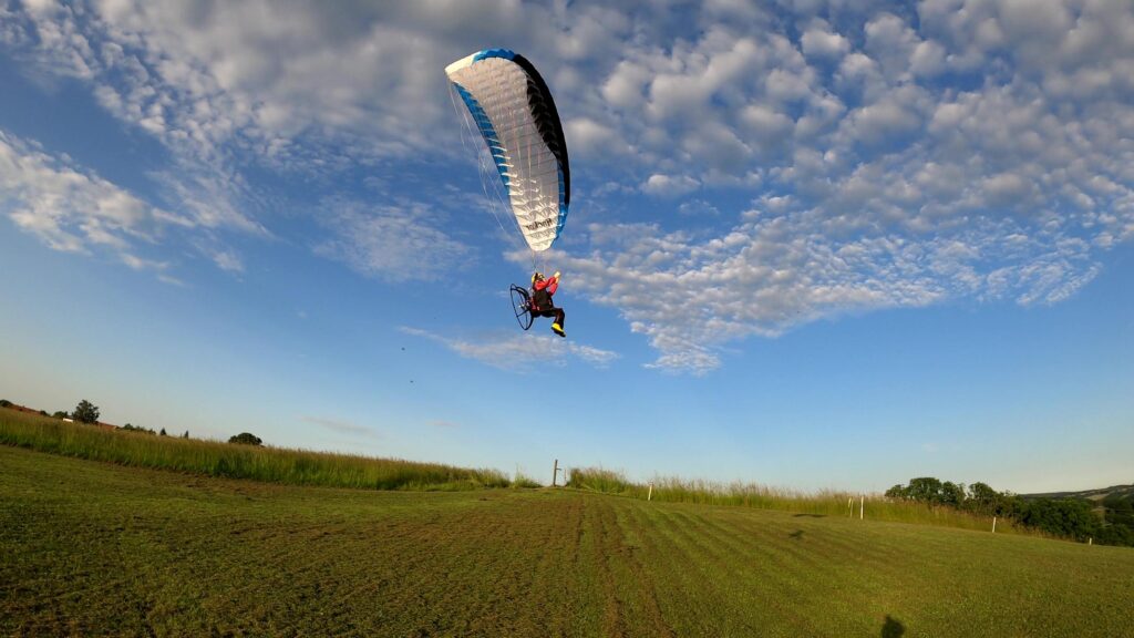 Anna Free fliegt mit einem RC-Gleitschirm Cloud 1.5 von der Seite zu sehen