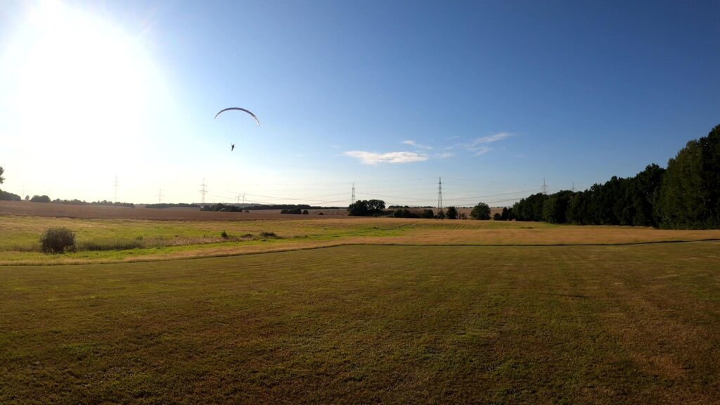 Modellflugplatz Claussnitz - RC-Gleitschirm Phasor 2.3 RAST mit Anna Free Set fliegt im Sonnenuntergang