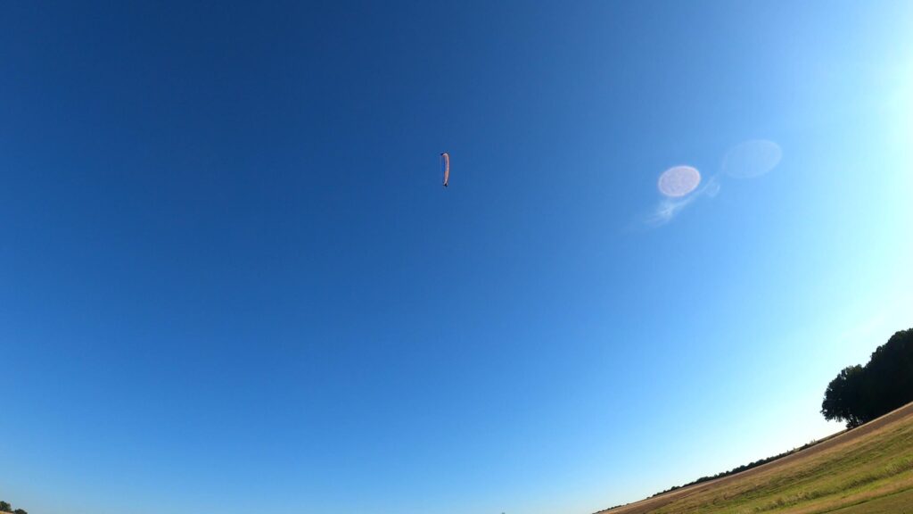 Modellflugplatz Claussnitz - RC-Gleitschirm Phasor 2.3 RAST mit Anna Free Set fliegt am blauen Himmel