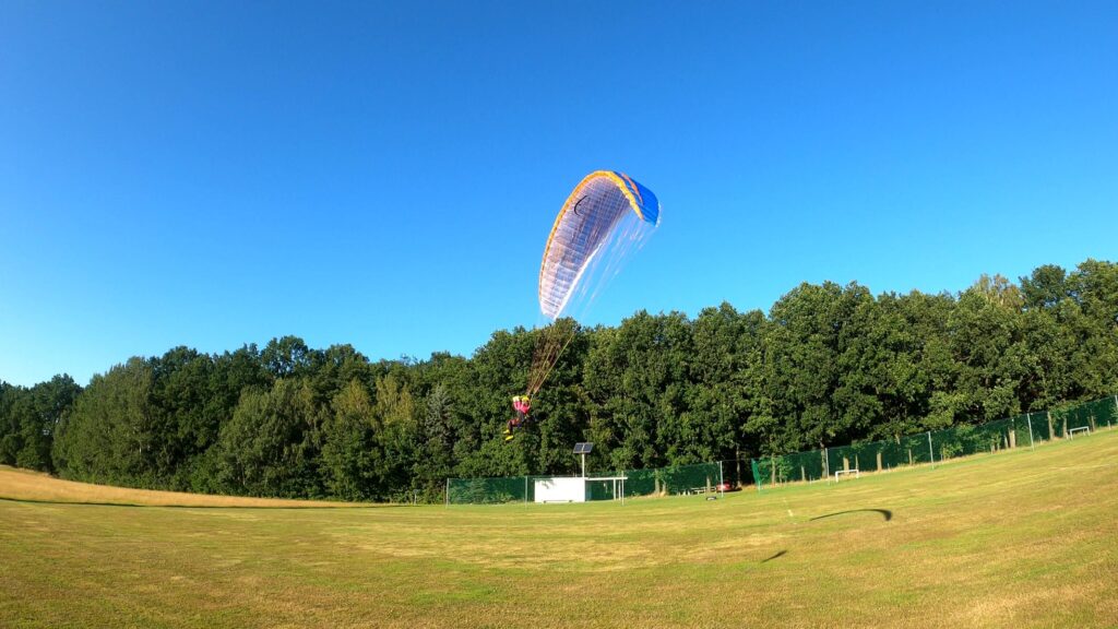 Modellflugplatz Claussnitz - RC-Gleitschirm Phasor 2.3 RAST mit Anna Free Set fliegt am Wladrand vorbei