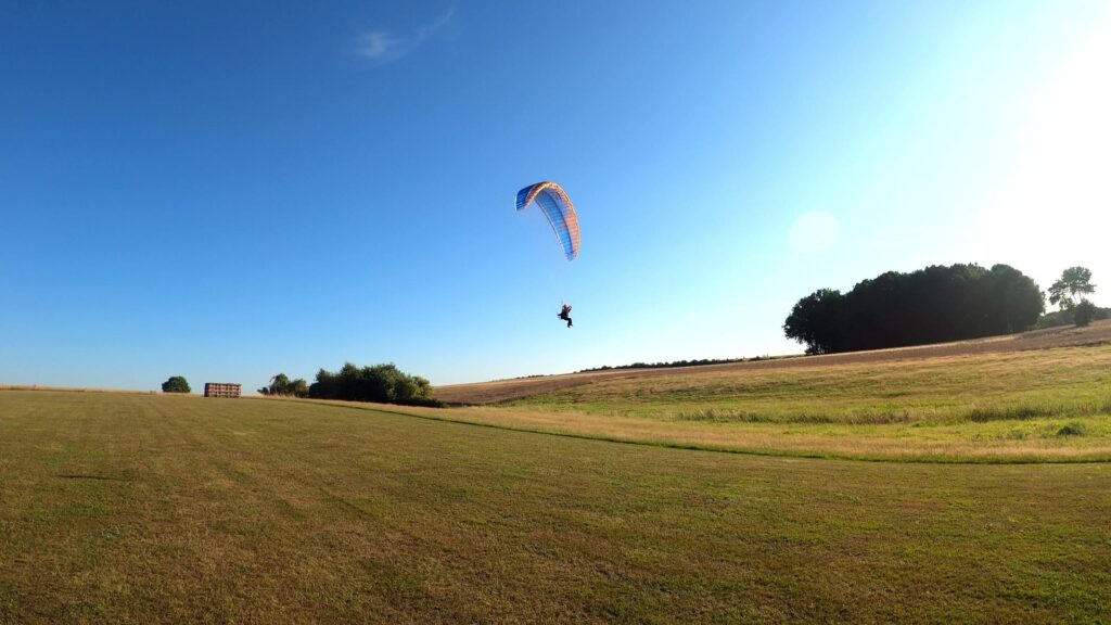 Modellflugplatz Claussnitz - RC-Gleitschirm Phasor 2.3 RAST mit Anna Free Set fliegt über die Wiese