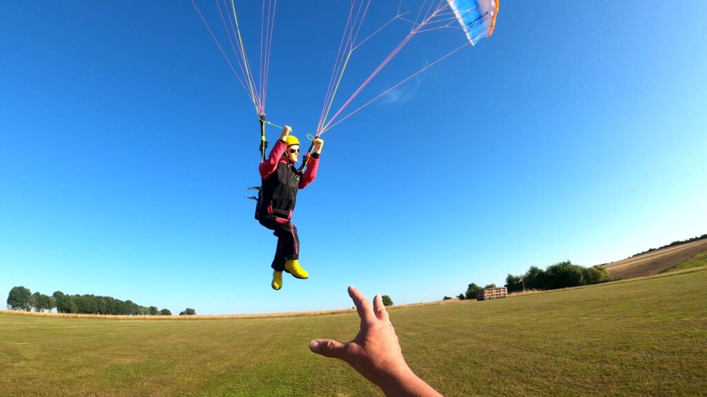 Modellflugplatz Claussnitz - RC-Gleitschirm Phasor 2.3 RAST mit Anna Free Set landet in der Hand