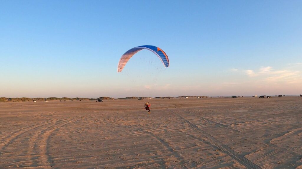 Fliegen mit einem RC-Gleitschirm Phasor 2.3 RAST am Strand von Rømø mit Anna Free Set von Para Aviation RC