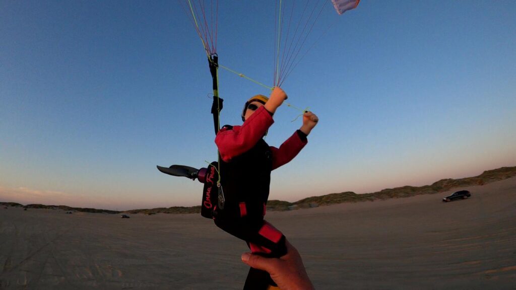 Fliegen mit einem RC-Gleitschirm Phasor 2.3 RAST am Strand von Rømø. Landung in der Hand Pilotion Anna Free