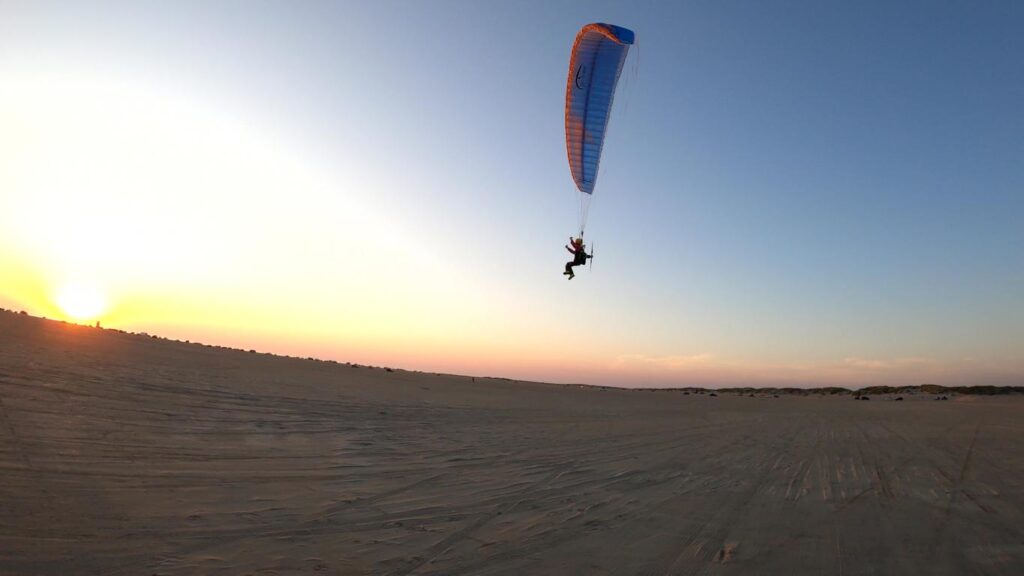 Sonnenuntergang Fliegen mit einem RC-Gleitschirm Phasor 2.3 RAST am Strand von Rømø