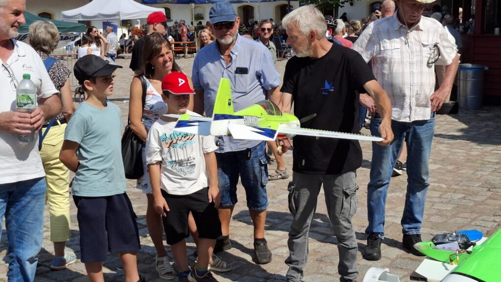 Ein Vereinsmitglied erklärt interessierten Besuchern beim Modellsommer im Wasserschloss Chemnitz-Klaffenbach die Funktion und Technik eines detailgetreuen Flugzeugmodells.