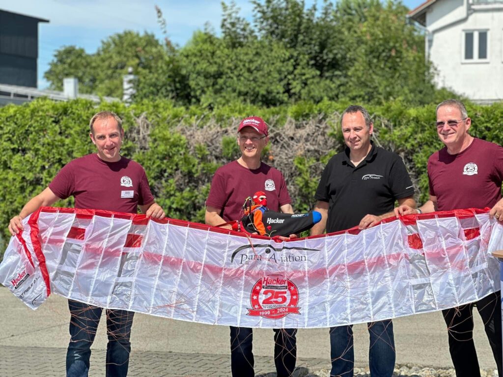RC-Gleitschirms Stable 2.1 im speziellen Sonderdruck zum 25-jährigen Jubiläum von Hacker Motor, präsentiert vom Hacker-Team und Rico Priesnitz.