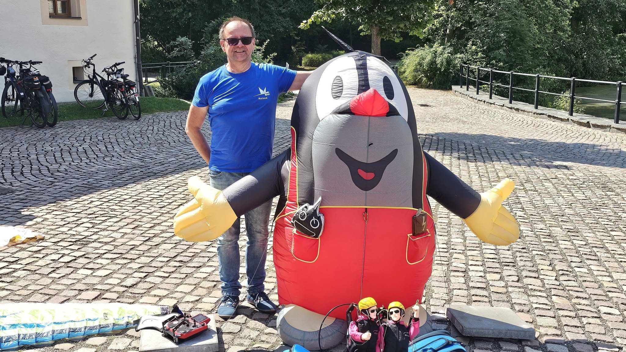 1. Modellsommer Wasserschloss Klaffenbach bei Chemnitz:: Roland Richter mit seinem Bodenpersonal "Mauli"