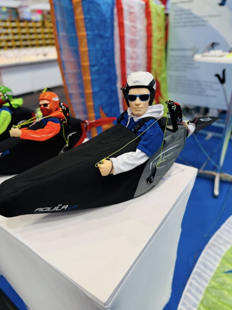 Para Aviation RC Liegegurtzeug"AQUILA LX" auf einem Tisch an einem Messestand.