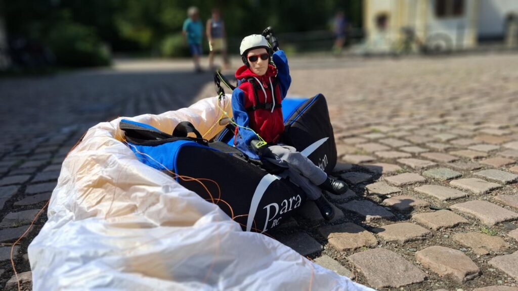 1. Modellsommer Wasserschloss Klaffenbach bei Chemnitz:: RC-Paraglider Pilot NOAH sitzt auf einer Tasche mit einem Phasor 2.3 RAST