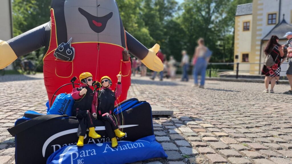 1. Modellsommer Wasserschloss Klaffenbach bei Chemnitz::Pilotion ANNA sitzt auf einer Transporttasche mit einem RC-Gleitschirm Cloud 1.5 und Phasor 2.3 von Para Aviation RC