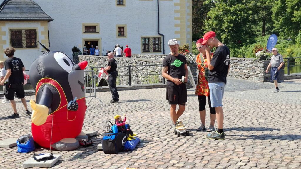 1. Modellsommer Wasserschloss Klaffenbach bei Chemnitz:: Besucher schauen sich die Pilotinnen und Gleitschirm an