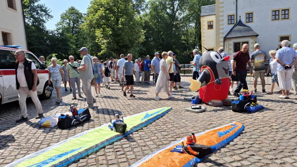1. Modellsommer Wasserschloss Klaffenbach bei Chemnitz:: Besucher laufen am Stand von RC-Paragliding with fun vorbei