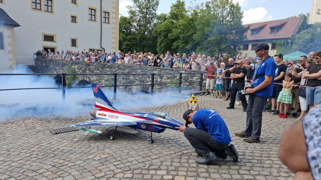 Modellsommer Chemnitz Klaffenbach: Das Triebwerk eines Jet wird gestartet.