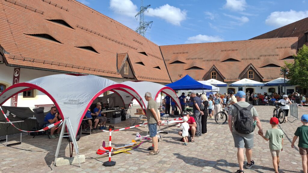 Mehrere Besucher und Interessierte stehen am Stand des Modellbauvereins MFV Claußnitz e.V. beim Modellsommer in Chemnitz-Klaffenbach und betrachten die ausgestellten Modelle.