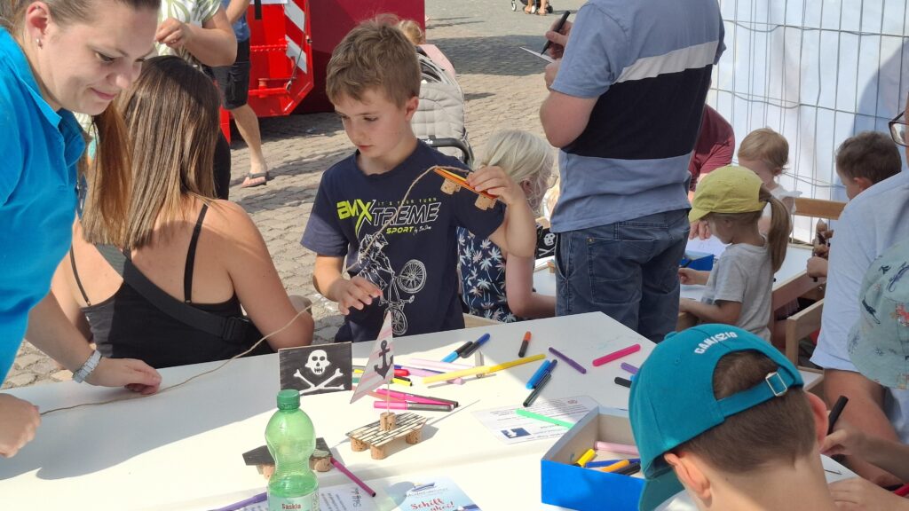 Modellsommer Chemnitz Klaffenbach: Kinder basteln kleine Schiffe