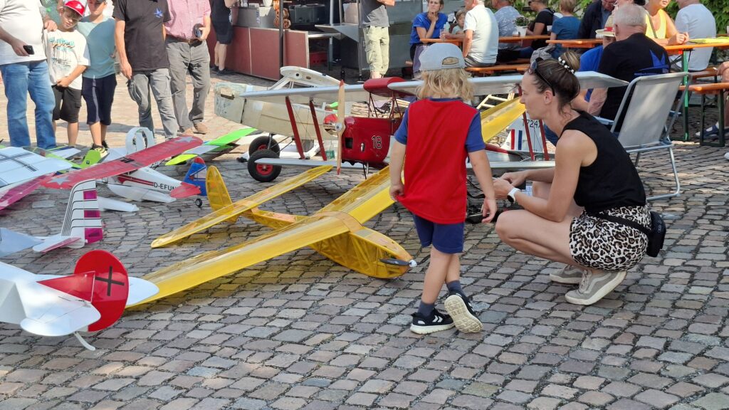 Modellsommer Chemnitz Klaffenbach: Besucher sehen sich die Flugmodelle von MFV CLaussnitz an.