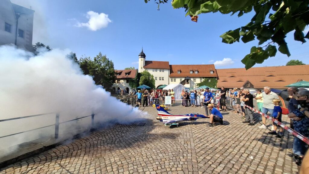 1. Modellsommer Wasserschloss Klaffenbach bei Chemnitz: Vorführung Modellflugzeug