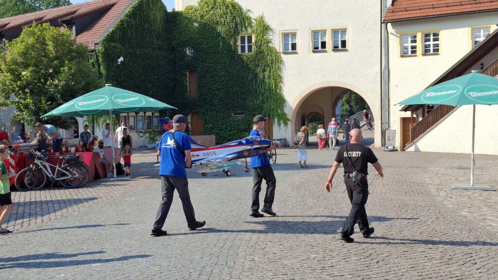 Ein RC Modell Jet wird in den Hangar transportiert. Modellsommer im Schloss Klaffenbach