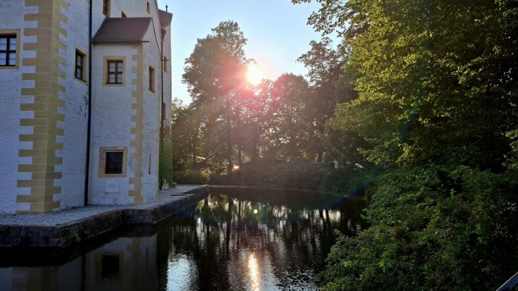 Modellsommer Chemnitz Klaffenbach: Abendstimmung und Sonnenuntergang am Schloss über dem Wassergraben.