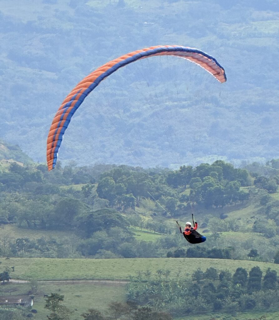 Doubleskin RC-Gleitschirm Phasor 2.3 mit Liegegurtzeug Rocket V2 fliegen in den Bergen