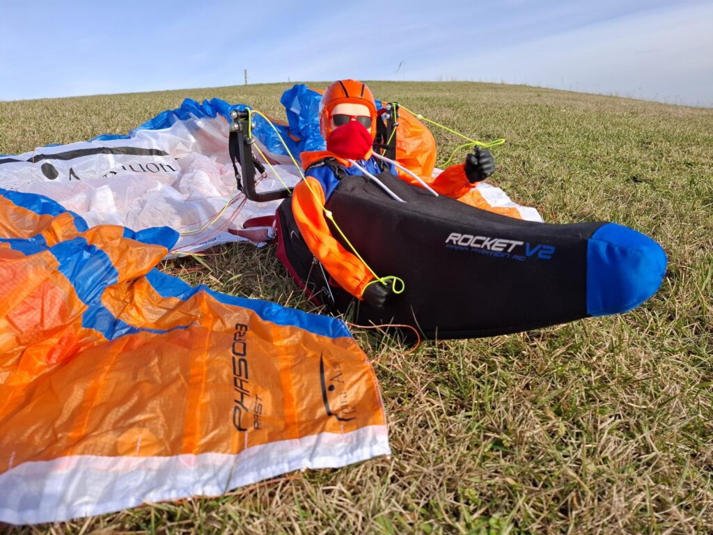 Para Aviation RC Liegegurtzeug "Rocket V2" mit einem RC-Paraglider "Phasor 2.3" auf einer Wiese