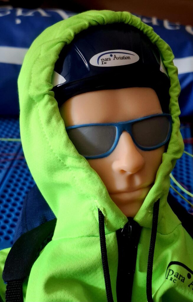 Noah ST & Libra ST. Der scale bemalte Kopf mit einer Sonnenbrille und grünen Kapuze.