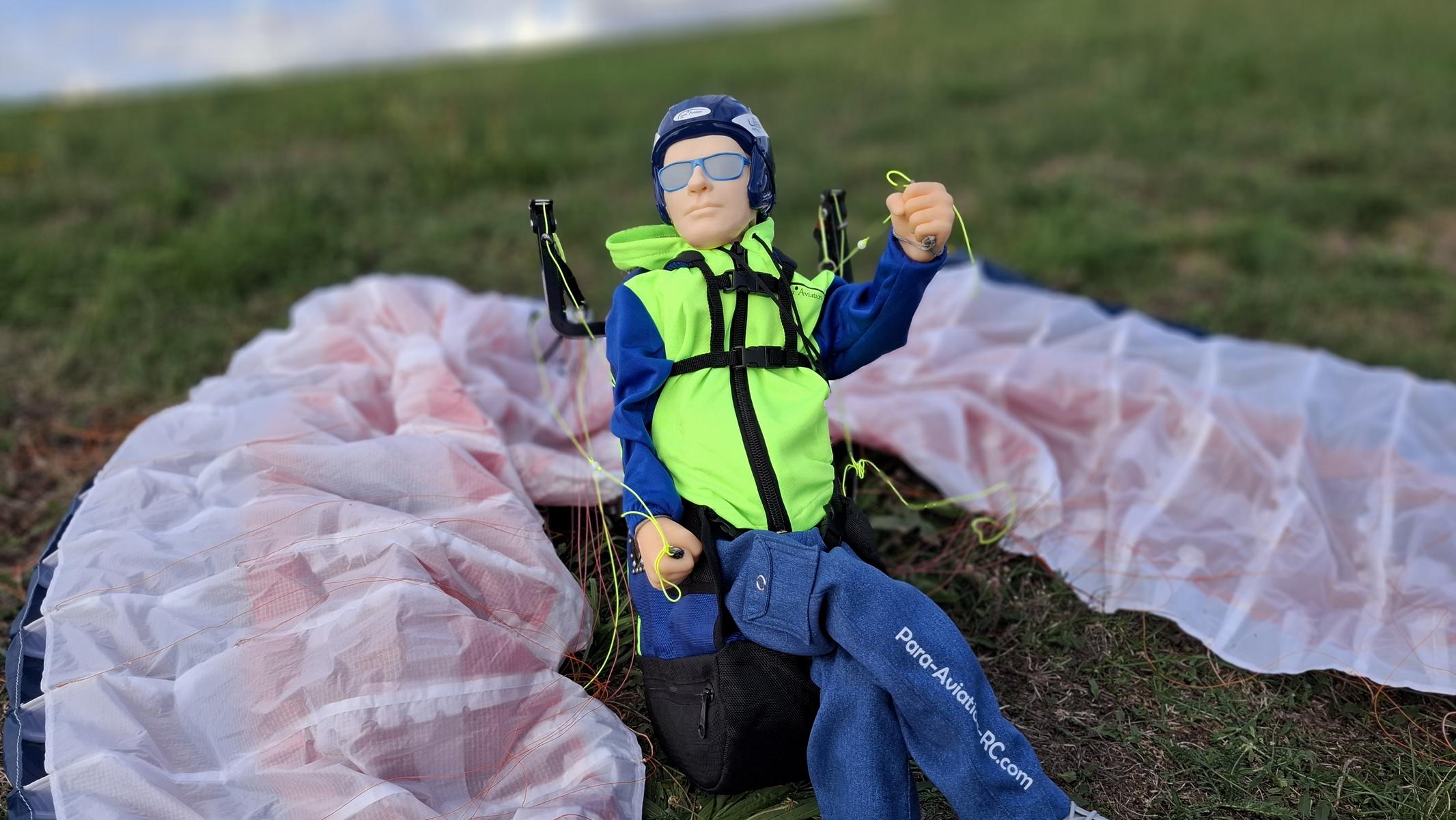 Pilot Noah ST mit Sitzgurtzeug Libra ST fertg aufgebaut mit RC-Gleitschirm Phasor 2.3 von Para Aviation RC