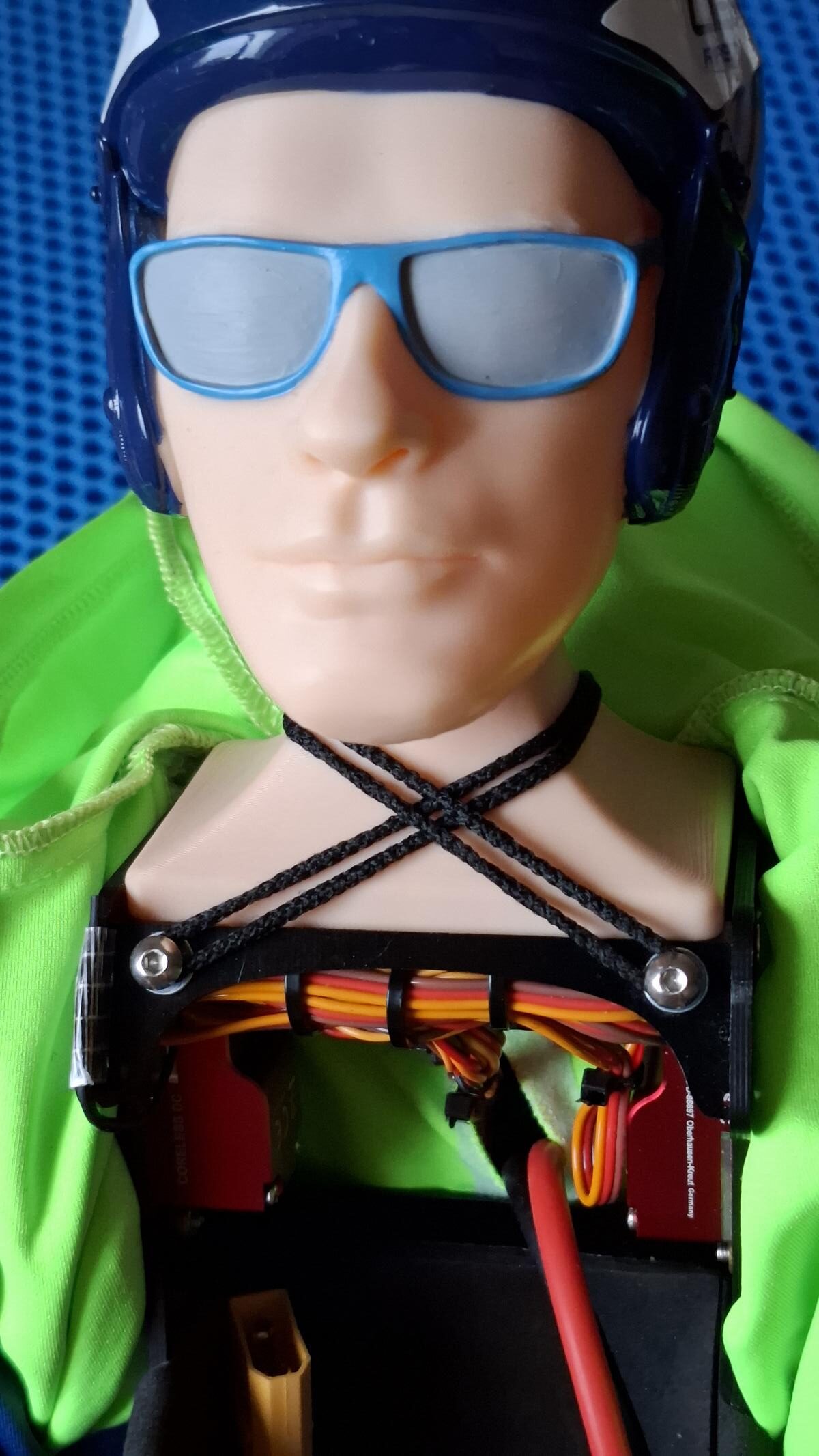 Noah ST mit Pilotenopf und Blick in den GFK Körper. Kabelverlegung und Akkukabel