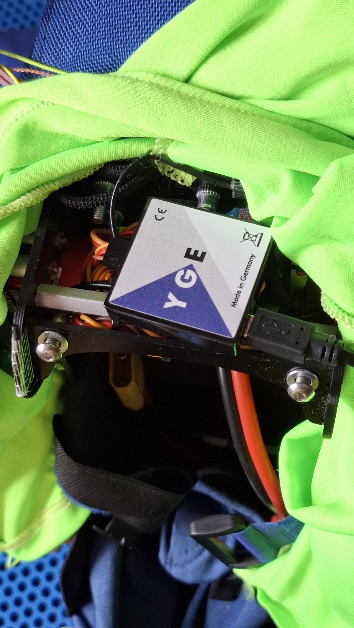 Noah ST mit Pilotenopf und Blick in den GFK Körper. Kabelverlegung und Akkukabel. YGE USB Adapter