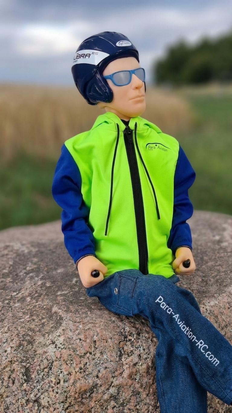 Noah ST fertig zusammengebaut und mit Kleidung sitzt auf einem Stein.