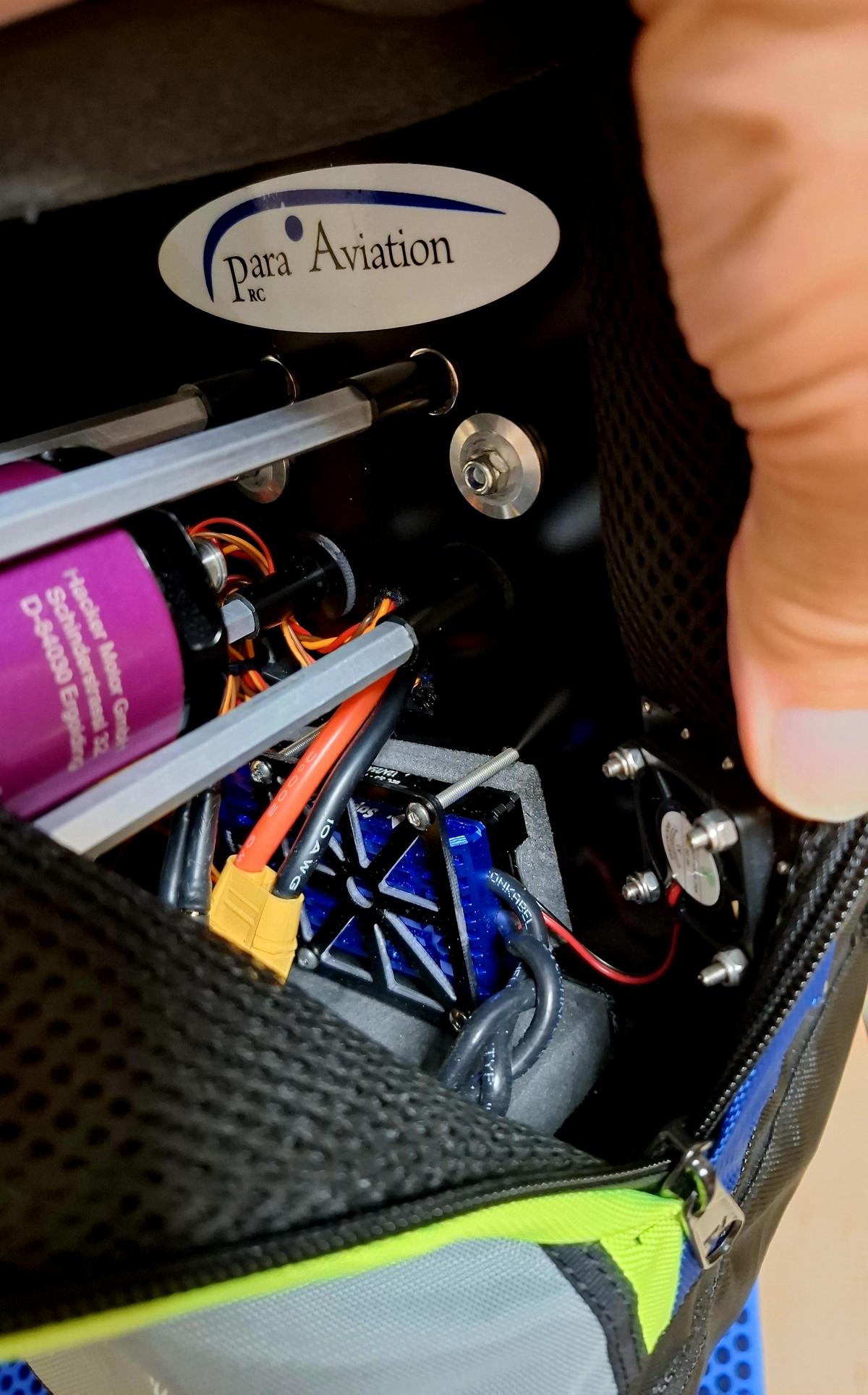 Noah ST mit Blick in das Gurtzeug Libra ST auf den Hacker Motor, Regler und Lüfter