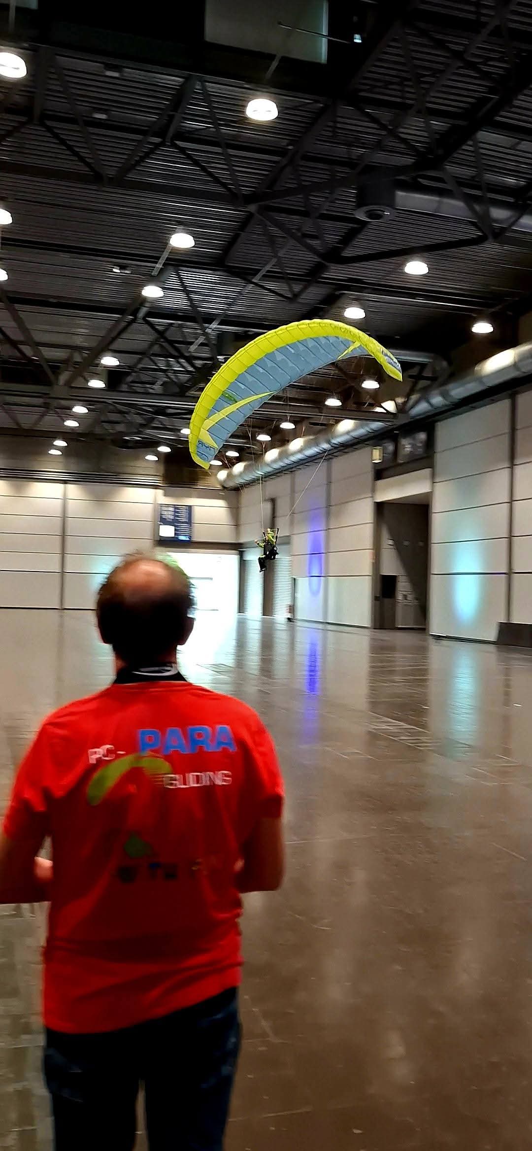 Blick auf die Eintrittskante des Singleskin RC-Paragliders NYRO X von Para Aviation RC beim Erstflug in Halle 5, Stand B21 auf der Hobbymesse Leipzig 2026.