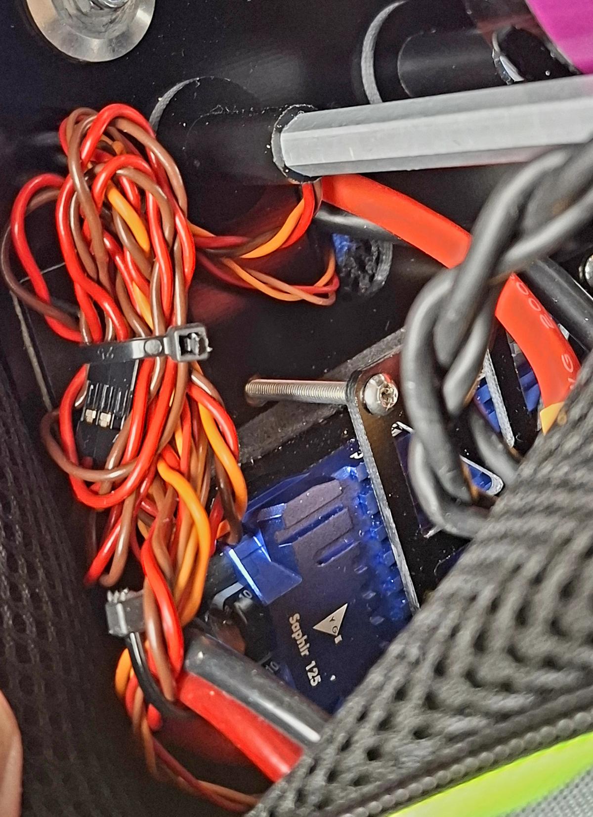 Blick in das Sitzgurtzeug Libra ST mit YGE Saphir 125 Regler und Hacker A50 Motor für den RC-Gleitschirm von Para Aviation RC.