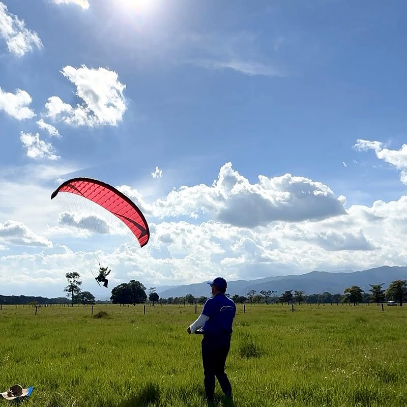 RC-Gleitschirm Nyro One von Para Aviation RC in Rot mit Pilot Noah Free