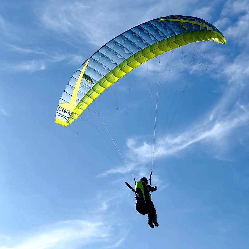 RC-Paraglider Nyro X von Para Aviation RC mit Libra ST Sitzgurtzeug und Noah ST Scale-Pilot