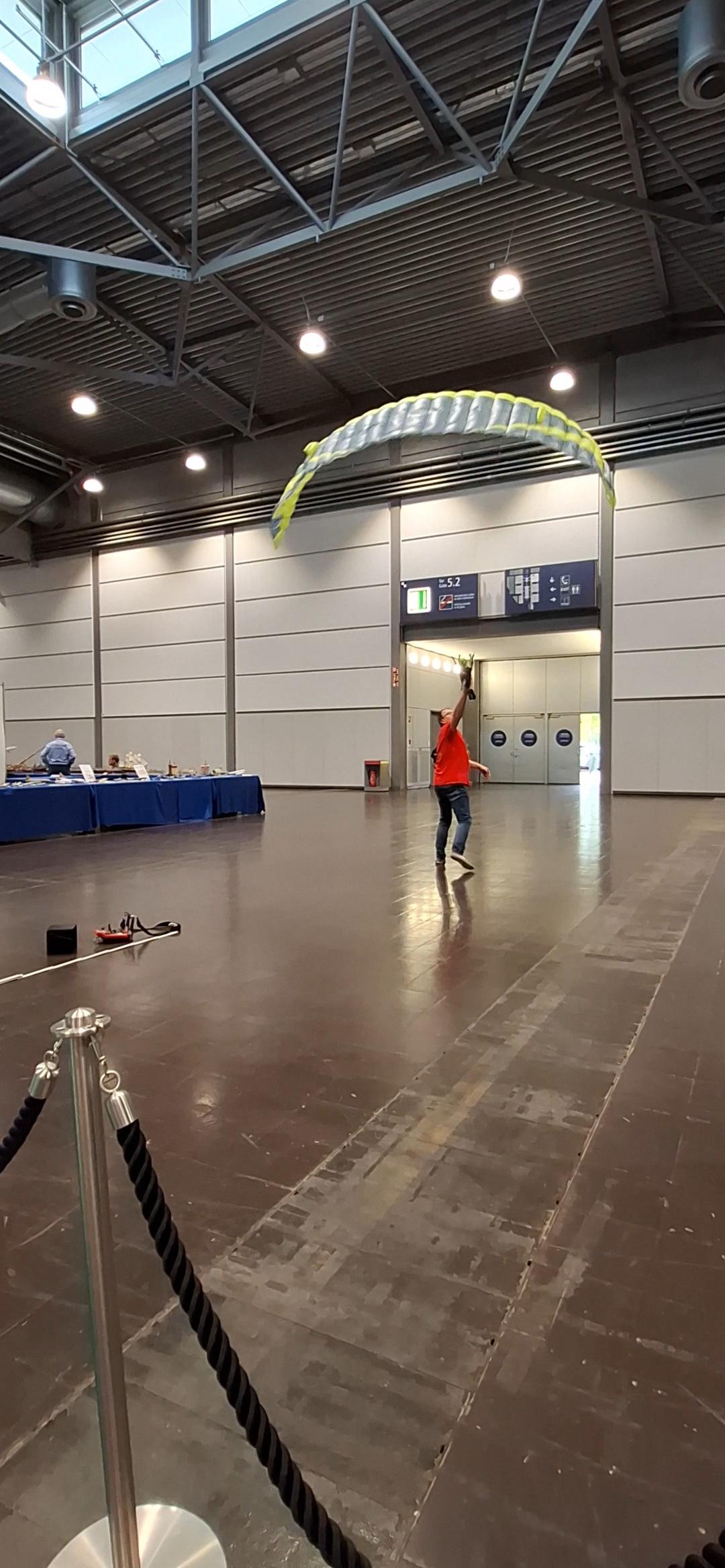 Aufziehen eines neongrün Singleskin RC-Paragliders NYRO X von Para Aviation RC in Halle 5, Stand B21 auf der Hobbymesse Leipzig 2026.