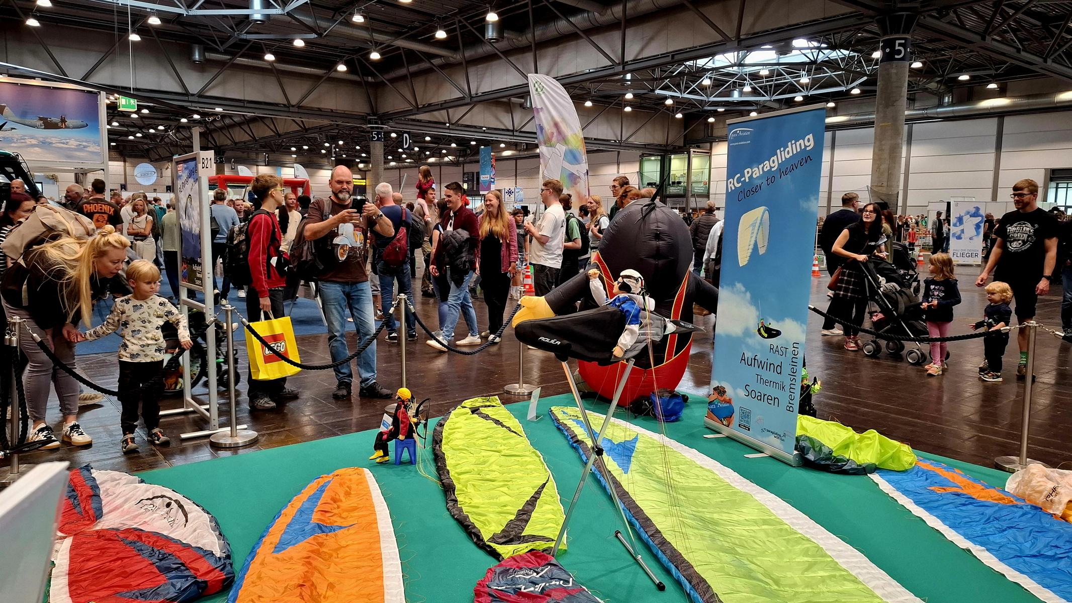 Hobbymesse Leipzig 2026 Halle 5 Stand B21 RC-Paragliding with fun. Besucher am Stand