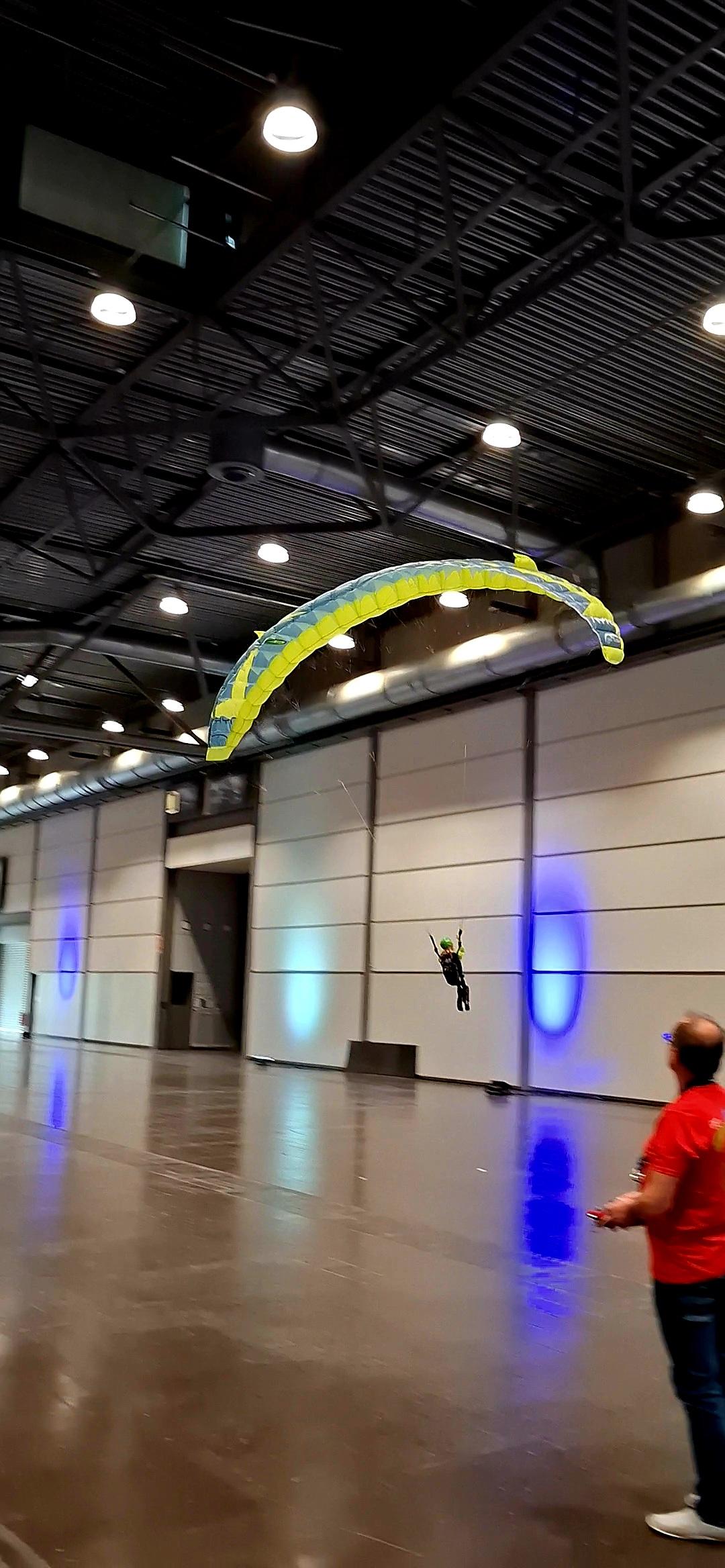 Blick auf die Hinterkante des NYRO X von Para Aviation RC beim Erstflug auf der Hobbymesse Leipzig 2026 (Halle 5, Stand B21).