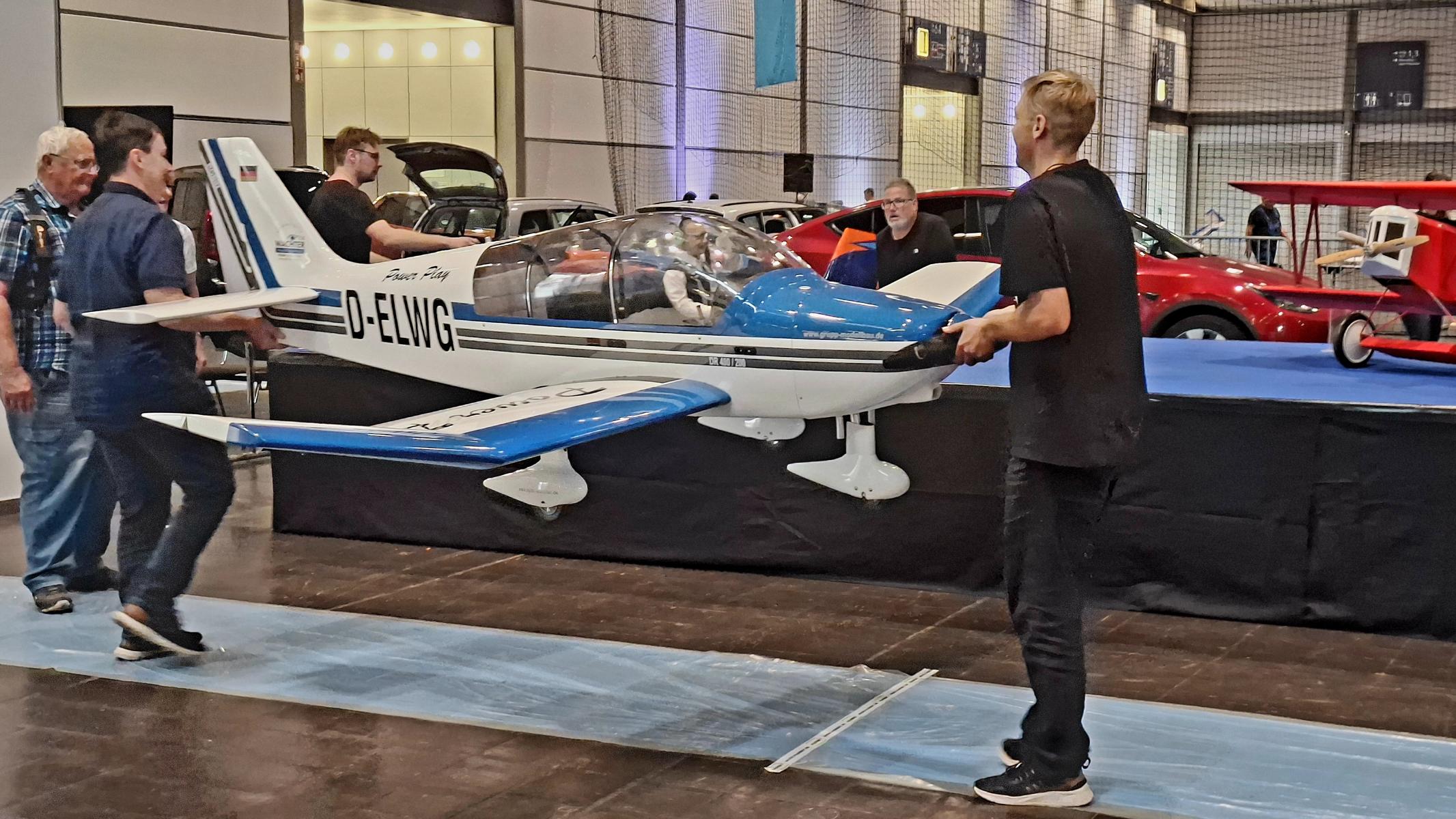 Hobbymesse Leipzig 2026 Halle 5 Stand B21 RC-Paragliding with fun. Flugzeug wird auf ein Podest gehoben