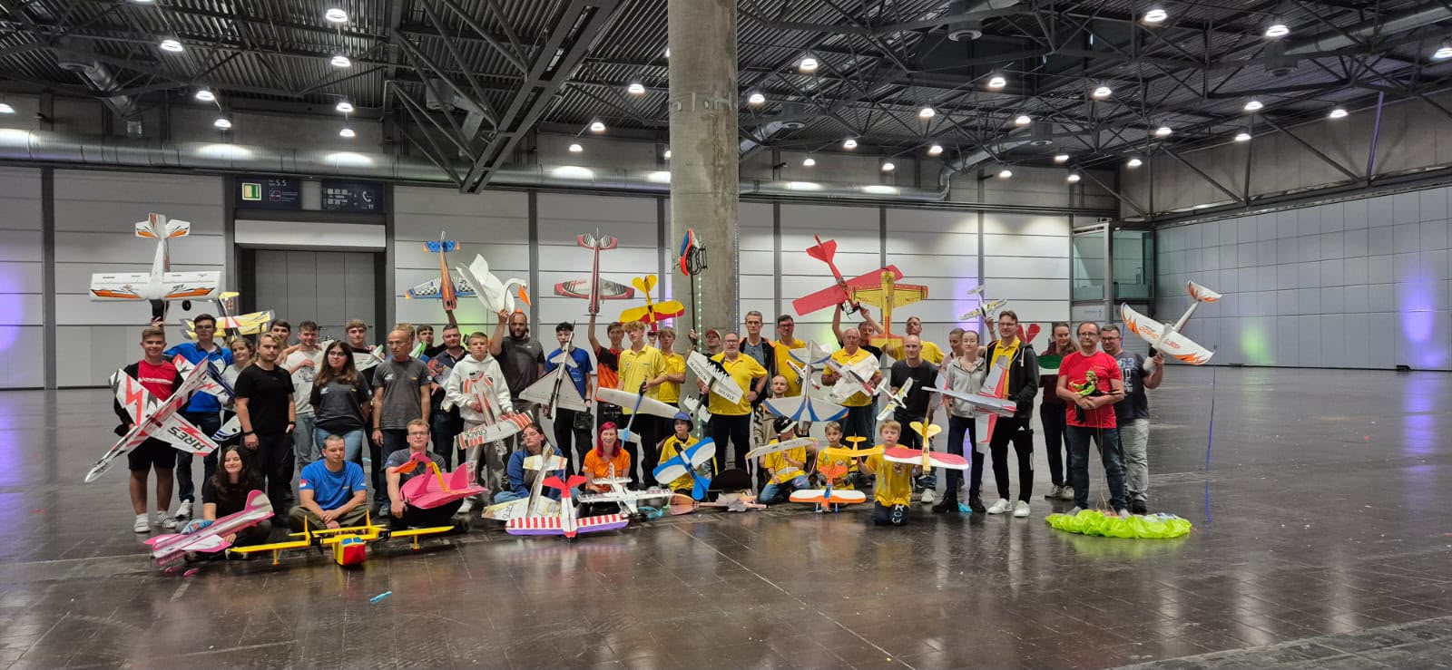 Hobbymesse Leipzig 2026 Halle 5 Stand B21 RC-Paragliding with fun. Highflight Flugzone Indoor. Gruppenfoto von den Piloten